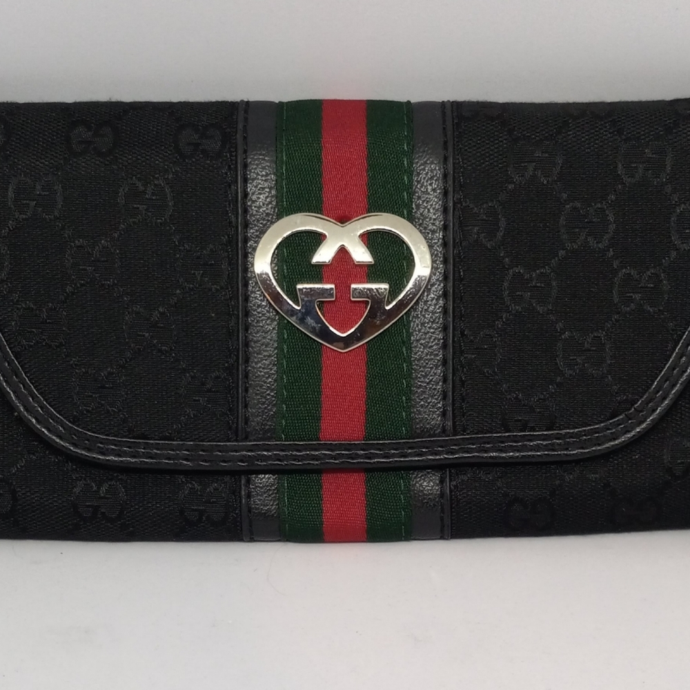 Vintage Gucci heart logo clutch purse